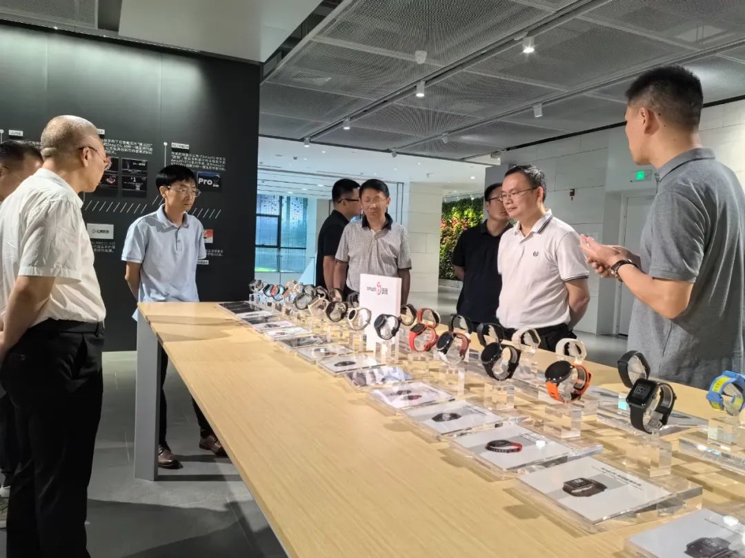 調研組在華米科技參觀.jpg 調研組在華米科技參觀.jpg